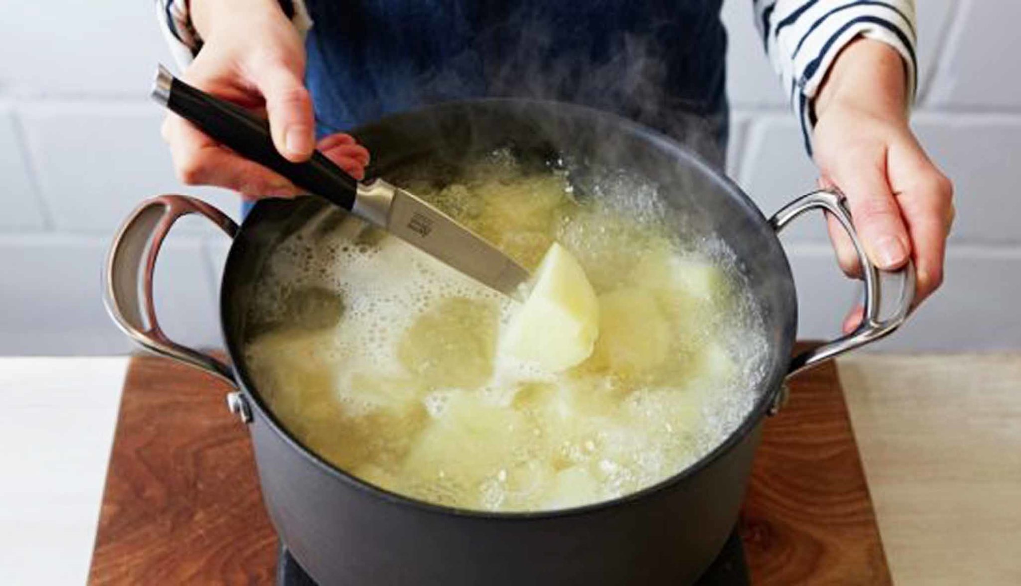 Слой кипящего масла для приготовления. Картошка кипит в кастрюле. Закипевшая картошка. Отварить картошку в кастрюле. Вариит.