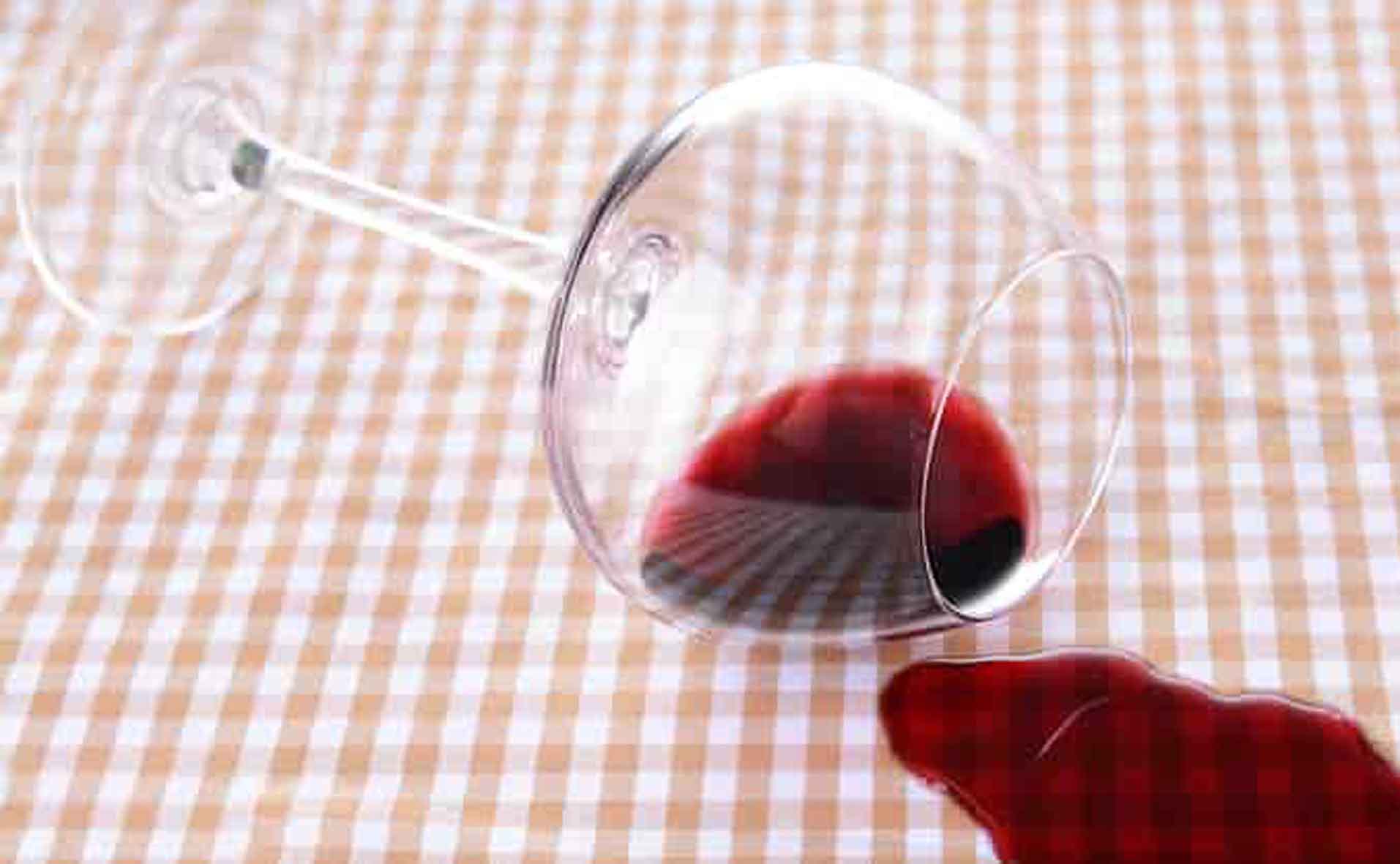 вывести красное вино с дивана
