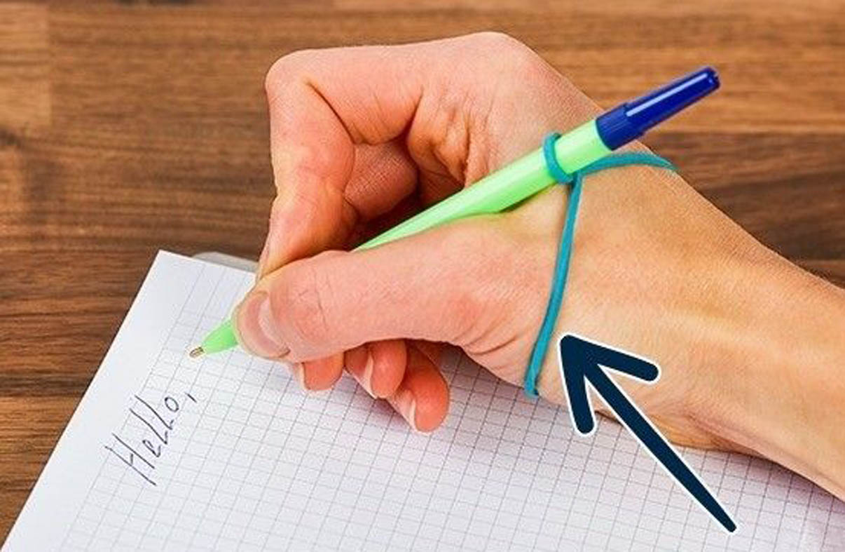 Можно взять ручку. Как правильно держать ручку. Держать ручку с помощью резинки. Как правильно держать ручку ребенку. Научить ребенка правильно держать ручку с помощью резинки.