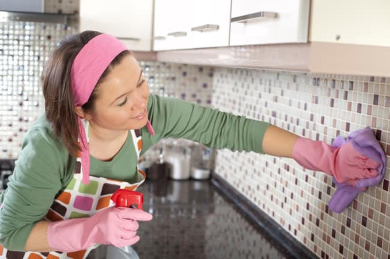 Очистить фартук. Уборка кухни. Мытье кухонного гарнитура. Отмойте кафель на кухне. Убирается на кухне.
