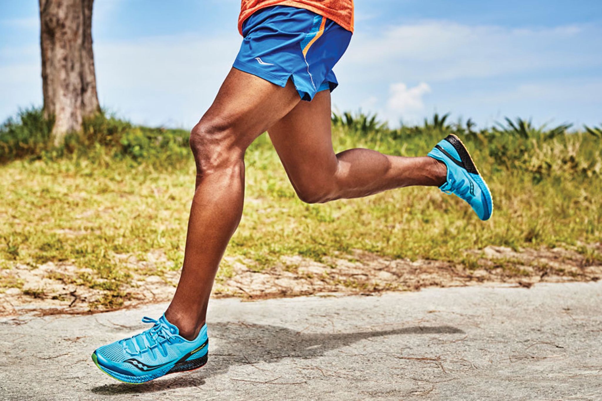 Обувь спортсменов. Кроссовки бег. Обувь для бега босиком. Шорты Saucony мужские для бега. Обувь для ежедневной ходьбы.